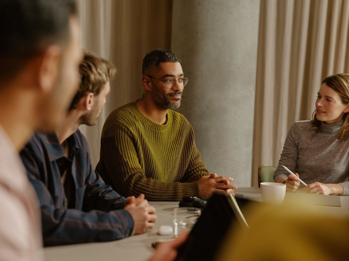 Personas reunidas en una sesión de formación presencial