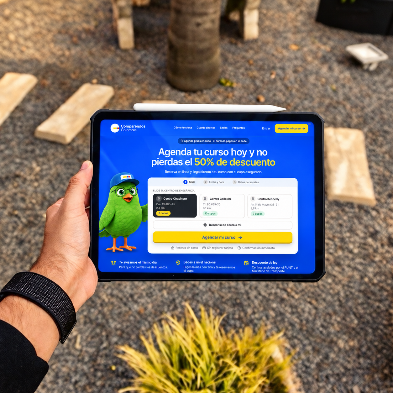 Una persona reserva su curso de Comparendos Colombia desde una tableta